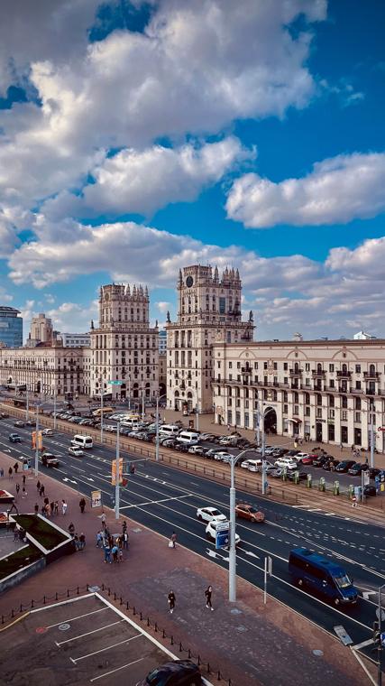 Вокзальная площадь: «Ворота города»